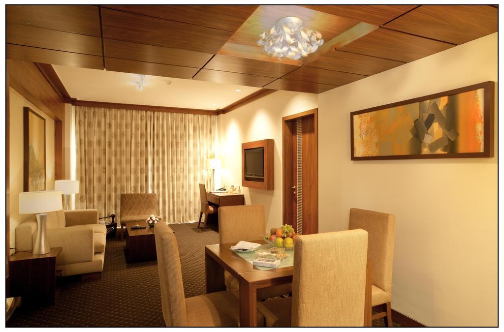 Sun-N-Sand Pune Exterior foto